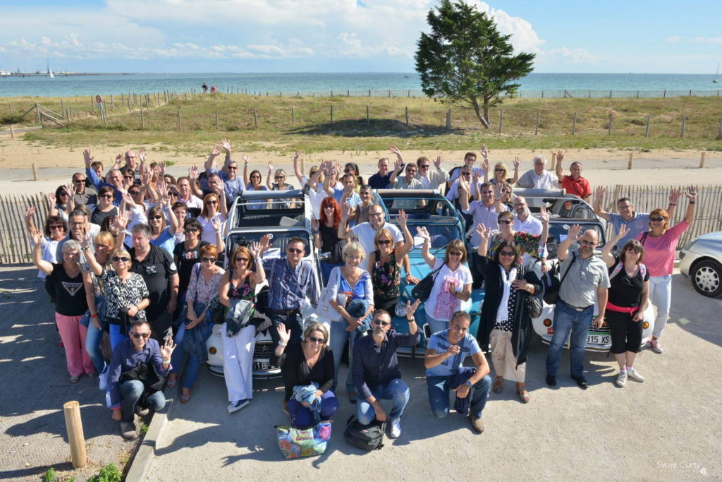 groupe de personnes devant des 2cv