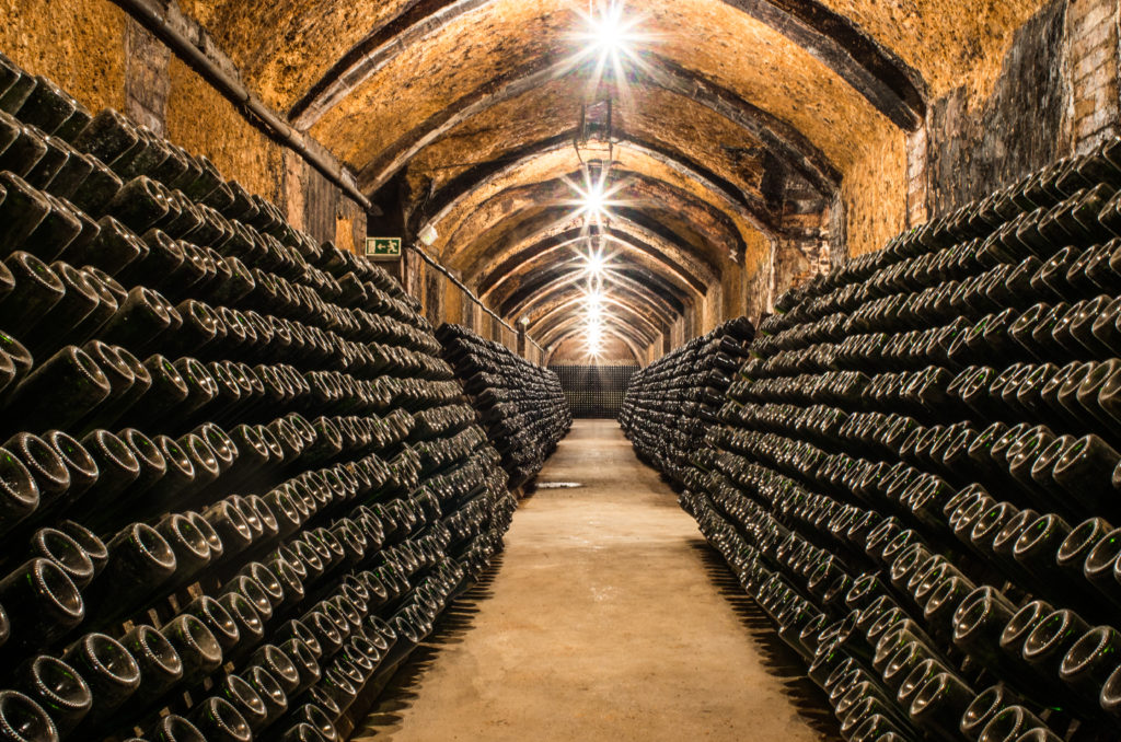 bouteilles de vin dans une cave