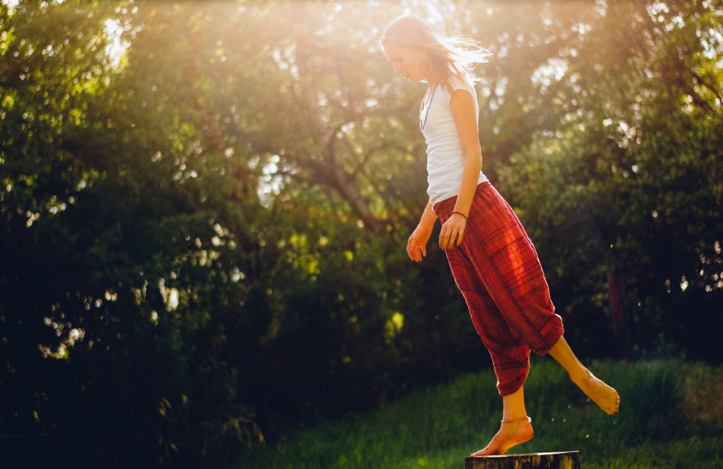 femme en équilibre sur un pied