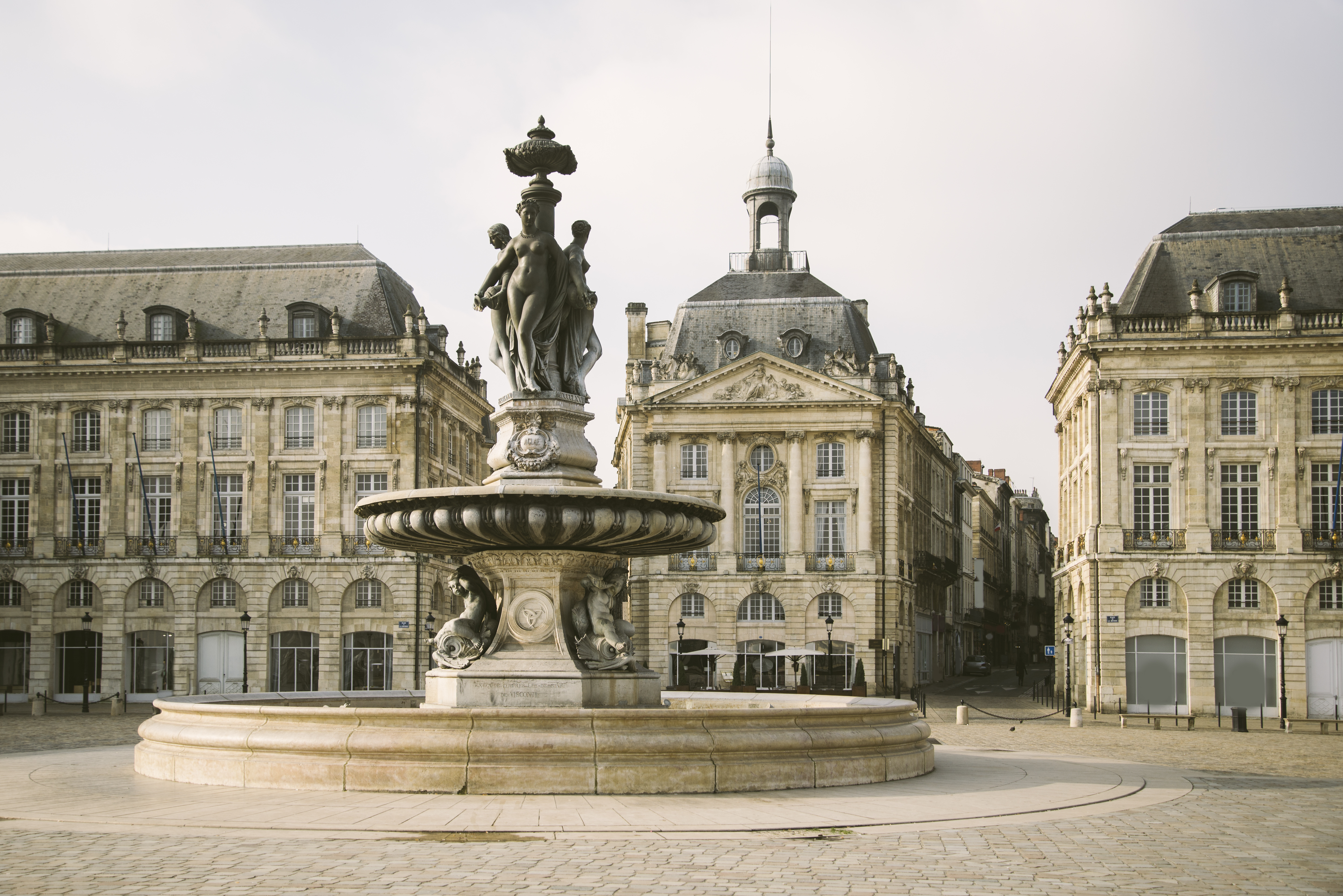 Vue sur les façades de la place de la Bourse à Bordeaux