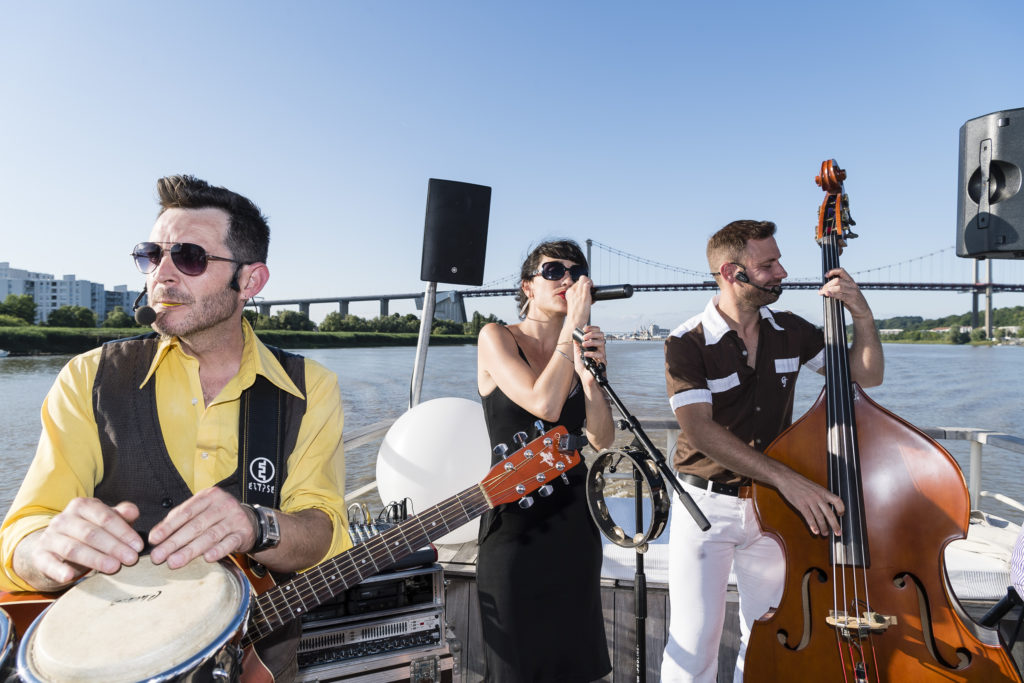 groupe de musique sur un bateau