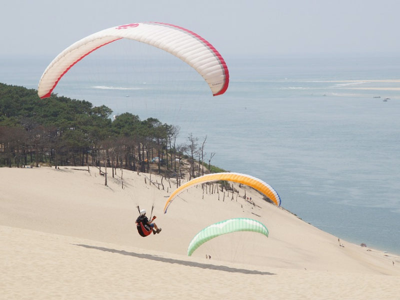 vol d'un parapente sur la dune du pilat