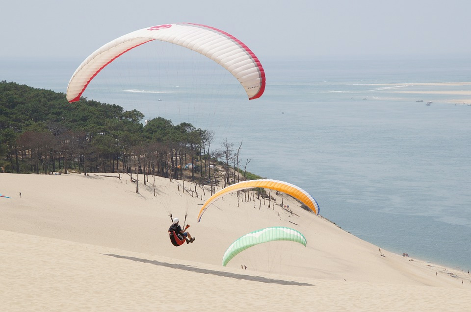 vol d'un parapente sur la dune du pilat