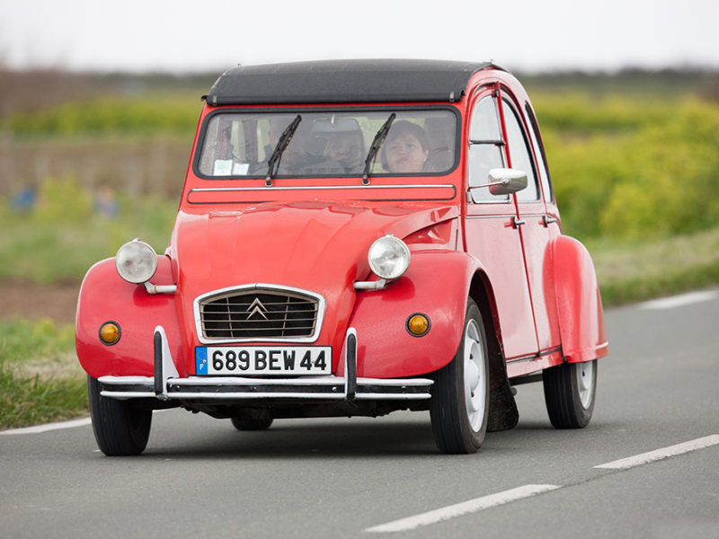 2cv rouge sur la route