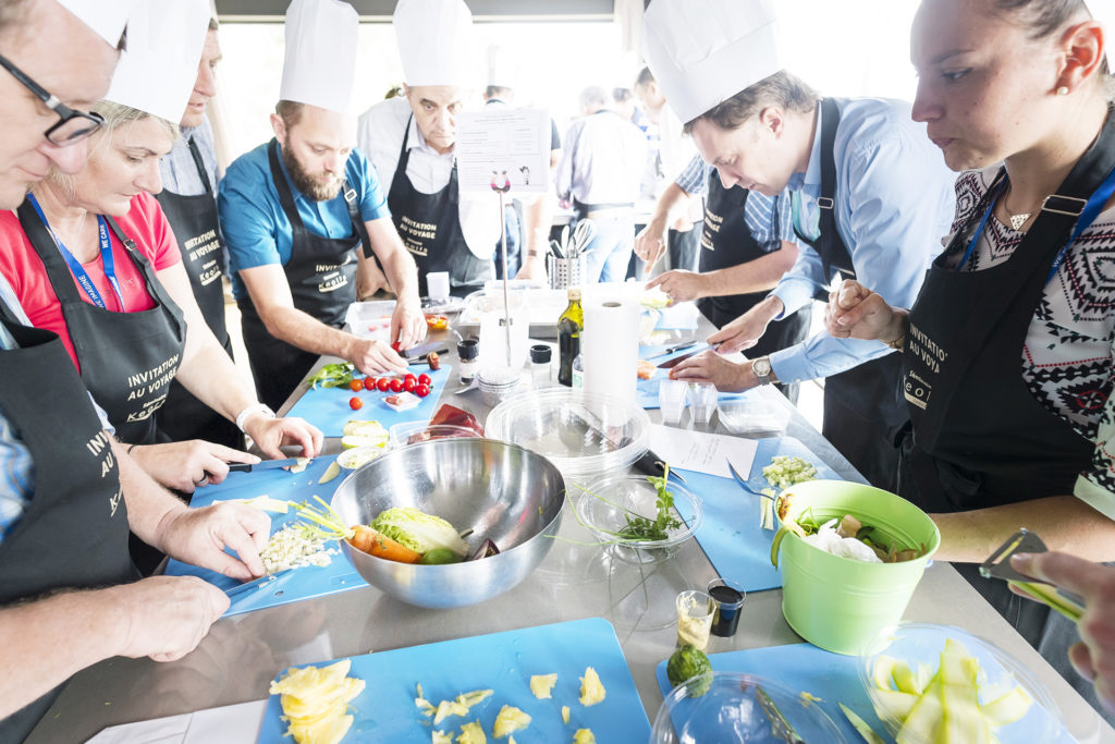 équipe de cuisine à l'oeuvre