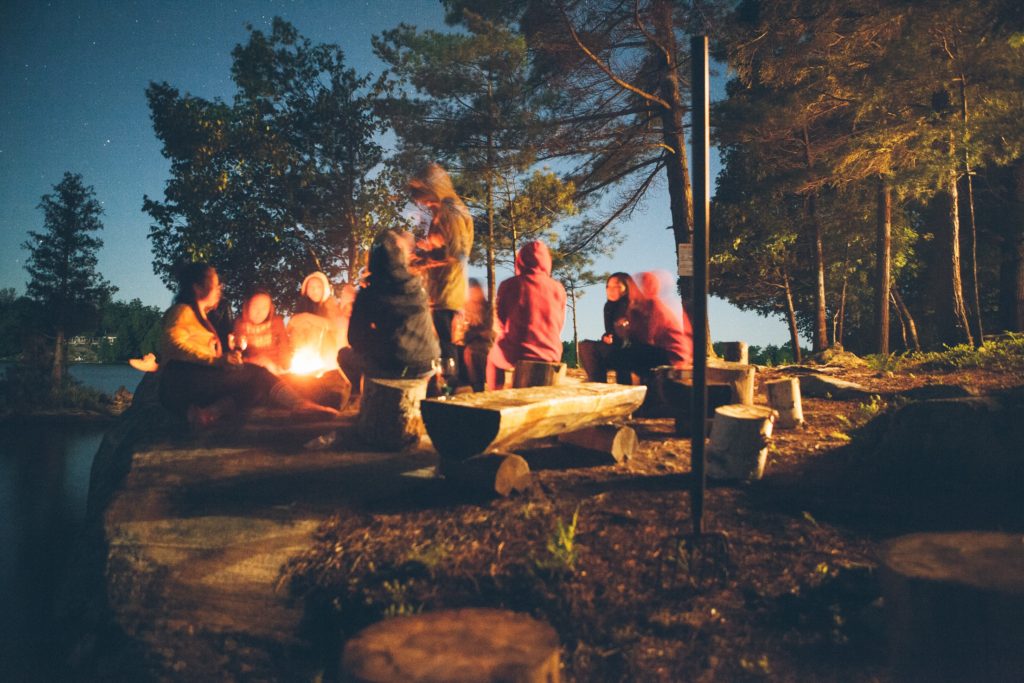 groupe autour du feu dans un bois