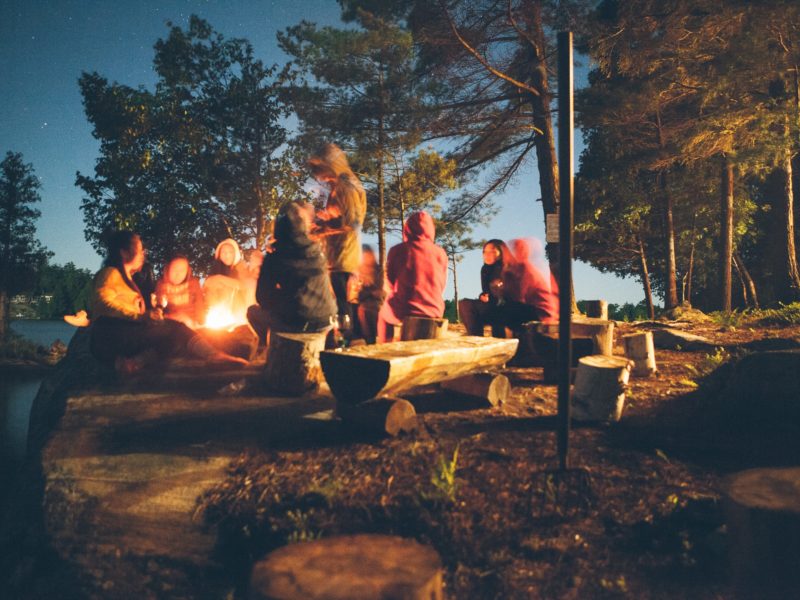 groupe autour du feu dans un bois