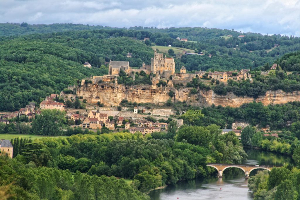 village et chateau médiéval