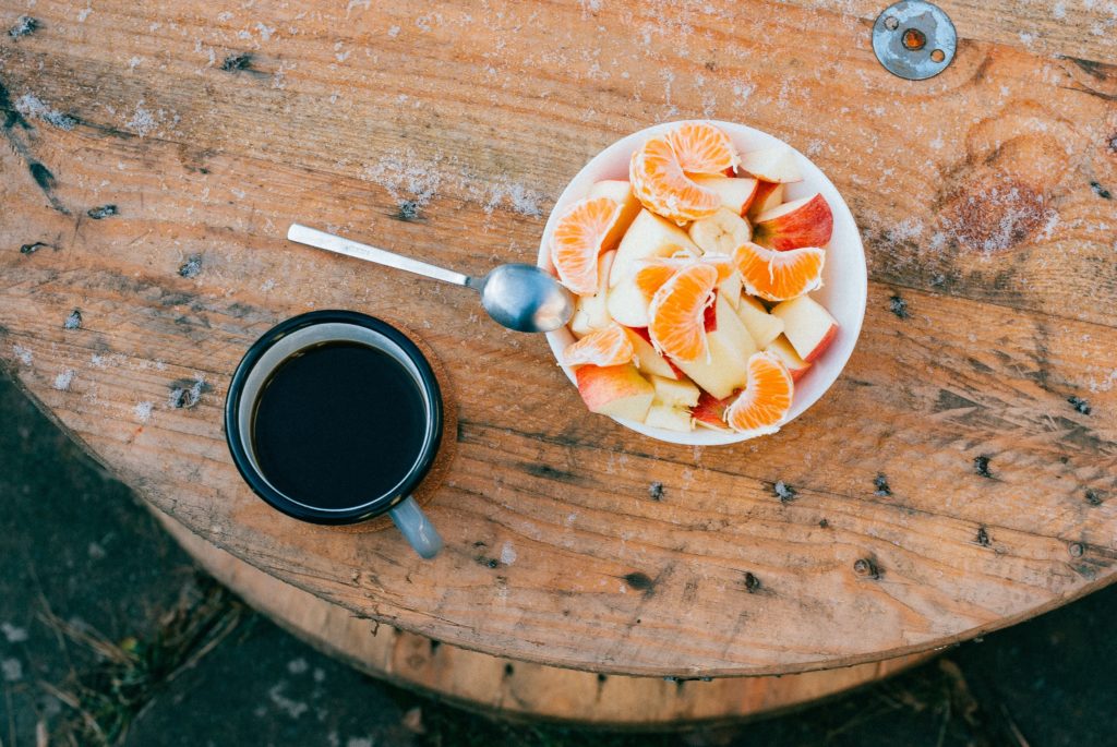 salade de fruits et café en extérieur