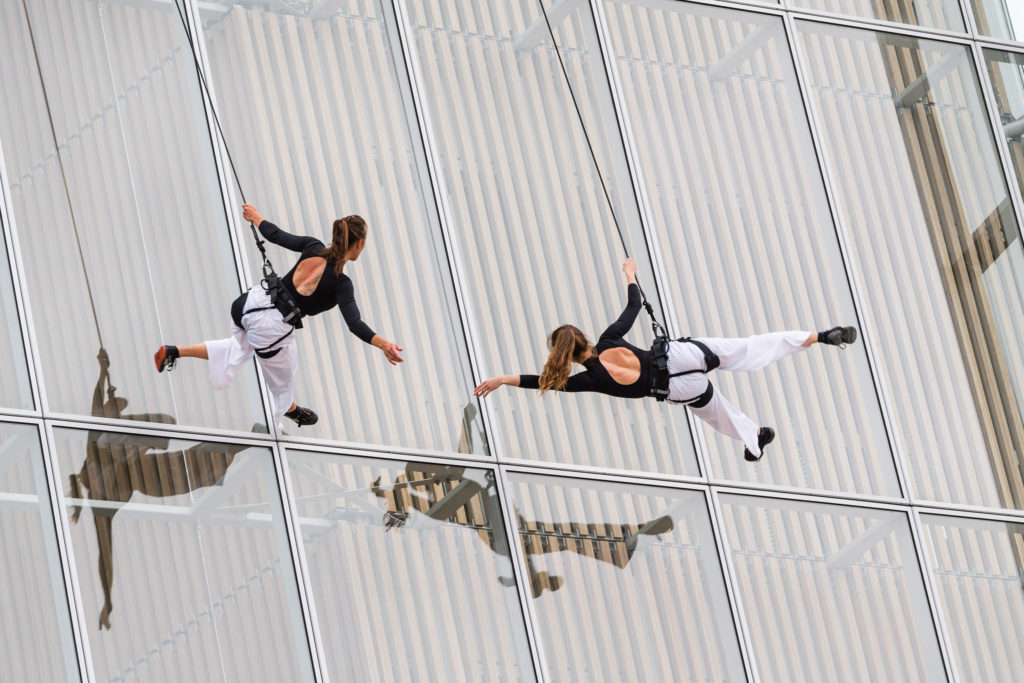 spectacle acrobatique lors d'une soirée d'inauguration d'entreprise