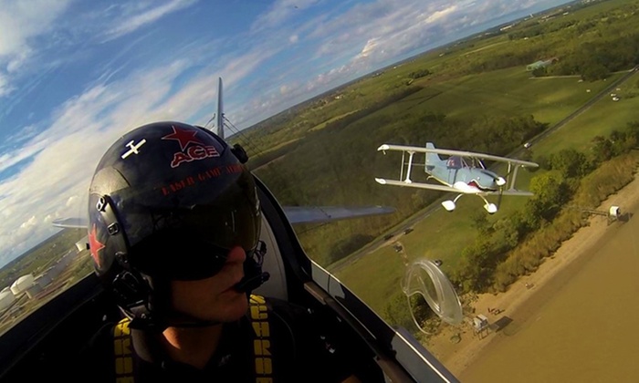 Deux aviosn dans les air, un pilote au premier plan