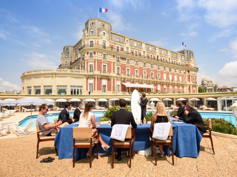 Réunion sur la terrasse de l'hôtel devant la piscine