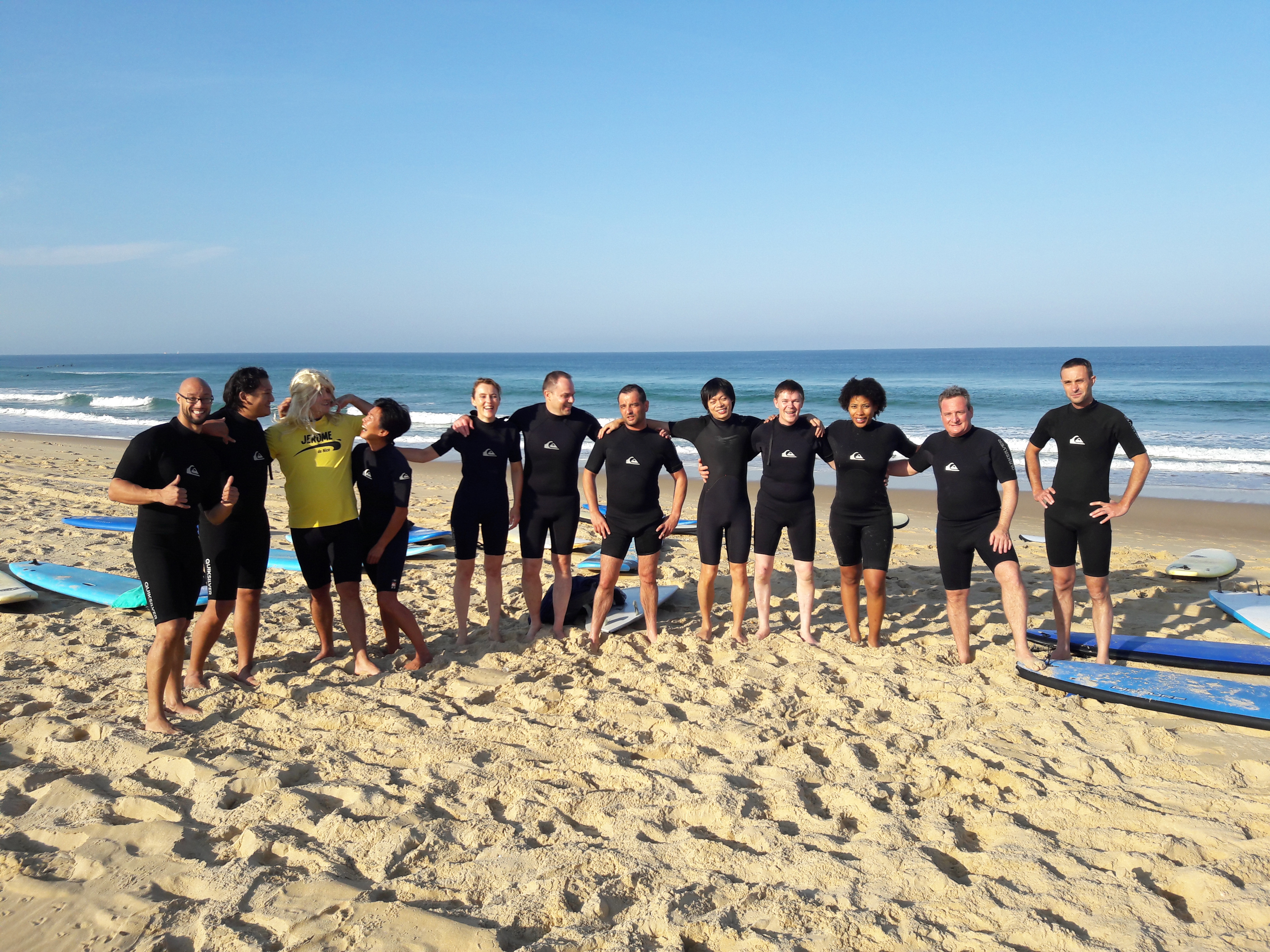 Groupe de surfeurs sur la plage